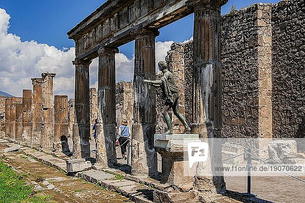 Apolloheiligtum mit Apollostatue  Pompei  Golf von Neapel  Kampanien  Süditalien  Italien  Europa
