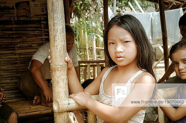 Damak  Nepal  ca. Mai 2012: Ein junges einheimisches Mädchen mit langen schwarzen Haaren blickt in die Kamera im nepalesischen Flüchtlingslager in Damak  Nepal. Dokumentarischer Leitartikel  Asien