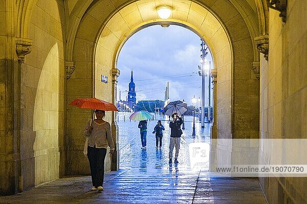 Touristen passieren bei Regen das Georgentor.  Dresden  Sachsen  Deutschland  Europa