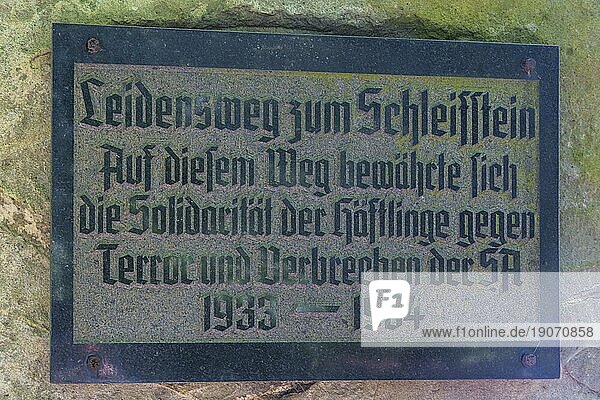 Burg und Stadt Hohnstein in der Sächsischen Schweiz. Erinnerungstafeln an die Zeit als im Nationalsozialismus ein KZ auf der Burg untergebracht war