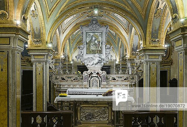 Barocke Krypta  Schrein mit Gebeinen  Heiliger Sabinus  Ikone  Madonnenbild Madonna Hodegetria  San Sabino  Bari  Apulien  Puglia  Italien  Europa