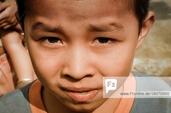 Damak  Nepal  ca. Mai 2012: Junger einheimischer Junge mit braunen Augen im nepalesischen Flüchtlingslager in Damak  Nepal. Dokumentarischer Leitartikel  Asien