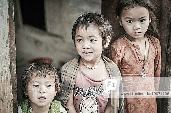 Beni  Nepal  ca. Mai 2012: Drei kleine Schwestern mit braunem Haar und braunen Augen posieren vor ihrem Haus in Beni  vor der Kamera. Dokumentarischer Leitartikel  Asien