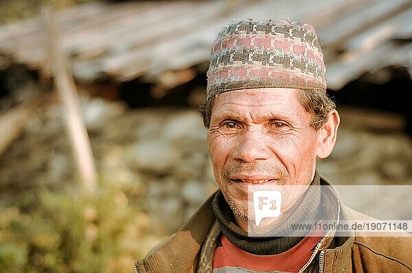 Dolpo  Nepal  ca. Mai 2012: Einheimischer mit Mütze auf dem Kopf trägt eine braune Jacke und hat schöne braune Augen in Dolpo  Nepal. Dokumentarischer Leitartikel  Asien