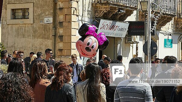 Menschenmenge  Luftballon  Minnie-Maus  Scigli  Barock-Stadt  Barockwinkel  Südosten  Sizilien  Italien  Europa
