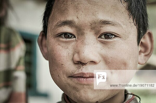 Kanchenjunga Trek  Nepal  etwa im Mai 2012: Junger Junge mit schönen braunen Augen in Kanchenjunga Trek  Nepal. Dokumentarischer Leitartikel  Asien