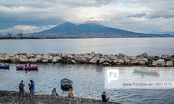 Bootshafen mit Vesuv  Neapel  Golf von Neapel  Kampanien  Süditalien  Italien  Europa