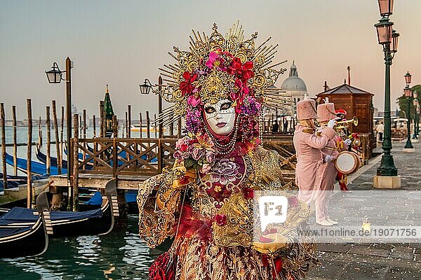 Karnevalsmasken an der Wasserfront am frühen Morgen zur Zeit vom Karneval  Venedig  Venetien  Norditalien  Italien. UNESCO-Weltkulturerbe
