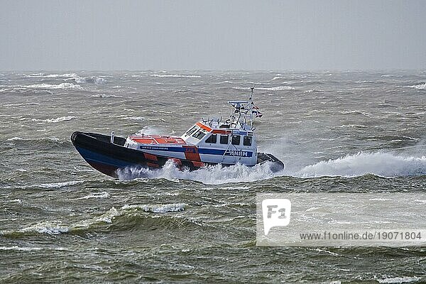 Das Rettungsboot KNRM Jan van Engelenburg aus Hansweert patrouilliert bei stürmischem Wetter im Winter an der Nordseeküste von Zeeland  Niederlande  Europa