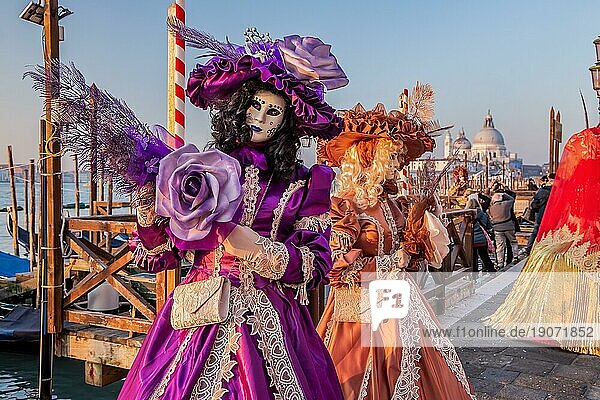 Karnevalsmasken an der Wasserfront am frühen Morgen zur Zeit vom Karneval  Venedig  Venetien  Norditalien  Italien. UNESCO-Weltkulturerbe
