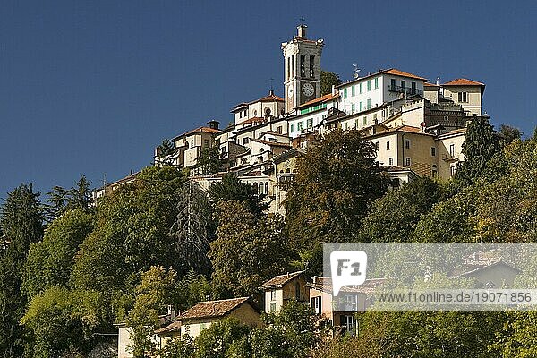 Der Wallfahrtsort Santa Maria del Monte mit der gleichnamigen Kirche auf dem heiligen Berg (Sacro Monte) von Varese  Lombardei  Italien  Weltkulturerbe  Europa