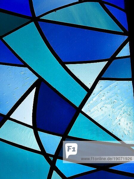 Bleiglasfenster in Blautönen  Ausschnitt