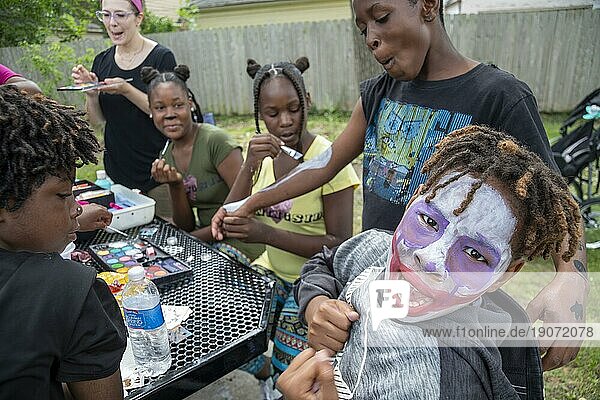 Detroit  Michigan: Kinder erfreuen sich an Gesichts und Körperbemalung  als das Morningside Viertel ein Picknickfest namens Summer Sizzler veranstaltet. Es war Teil des jährlichen Detroit Neighborhoods Day  der mehr als 100 Picknicks  Freiwilligenprojekte  Kunst und Musikfestivals und mehr umfasste