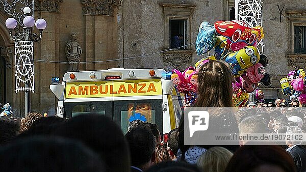 Menschenmenge  Ambulanz-Wagen  Luftballons  Scigli  Barock-Stadt  Barockwinkel  Südosten  Sizilien  Italien  Europa