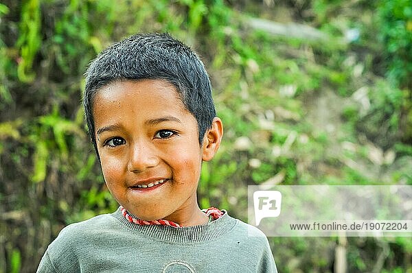 Kanchenjunga Trek  Nepal  etwa im April 2012: Kleiner schwarzhaariger Junge mit großen braunen Augen in Kanchenjunga Trek  Nepal. Dokumentarischer Leitartikel  Asien