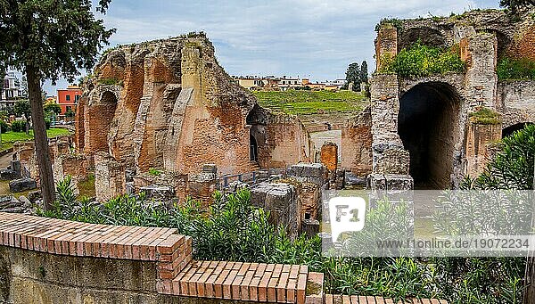 Ruine vom Flavischen Amphitheater  Pozzuoli  Golf von Neapel  Kampanien  Süditalien  Italien  Europa