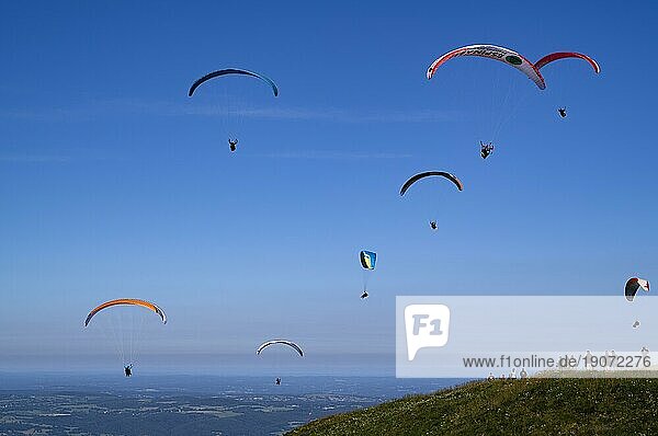 Paraglider  Gleitschirmflieger  soaren auf dem Gipfel des Puy de Dôme  Département Puy-de-Dome  Region Auvergne-Rhône-Alpes  Frankreich  Europa