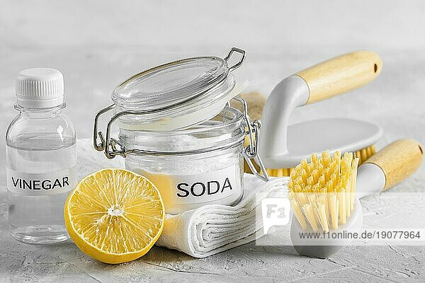 Vorderansicht umweltfreundliche Reinigungsbürsten Zitrone Backpulver