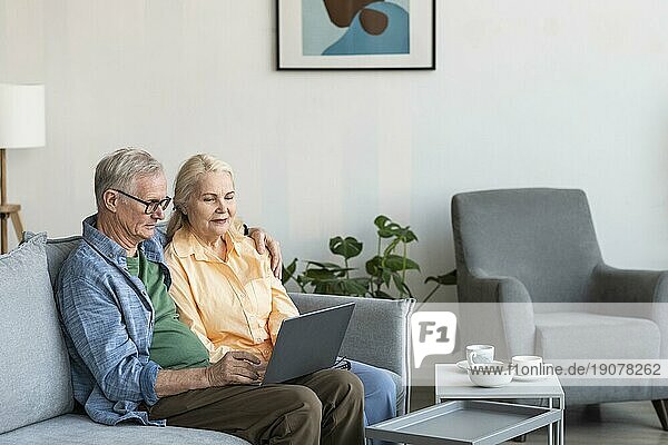 Mittlere Aufnahme Ehepaar im Ruhestand mit Laptop
