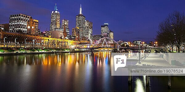 Die berühmte Skyline von Melbourne von Southbank in Richtung Flinders St Station in Melbourne  Victoria  Australien  Ozeanien