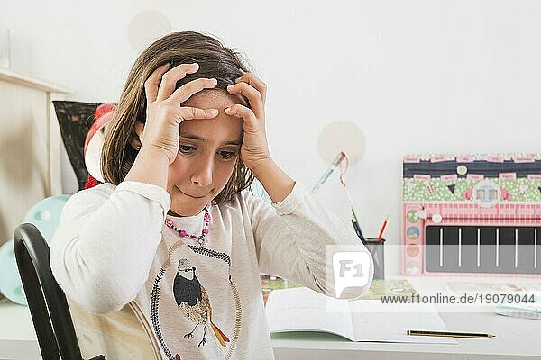 Frustriertes Mädchen bei den Hausaufgaben