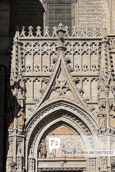Tympanon mit einem Relief  das die Anbetung der Heiligen Drei Könige darstellt  und gotischen Ornamenten an der Puerta de Palos  dem Portal der Kathedrale von Sevilla in Spanien
