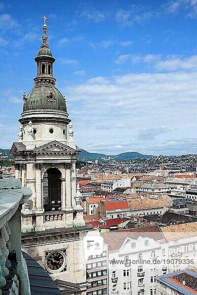 Glockenturm der Stephansbasilika und die Stadt Budapest von oben in Ungarn