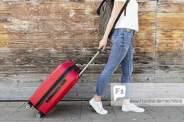 Seitenansicht Frau mit ihrem Gepäck