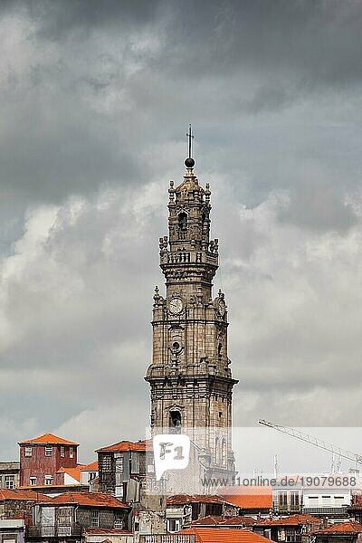 Glockenturm der Clerigos Kirche in Porto  Portugal  Barockarchitektur aus dem 18  Europa