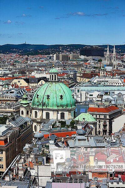 Wiener Stadtbild mit barocker Kuppel der Peterskirche