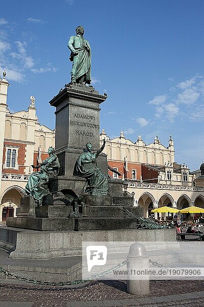 Polen  Krakau  Adam Mickiewicz Denkmal auf dem Hauptmarkt in der Altstadt  Europa