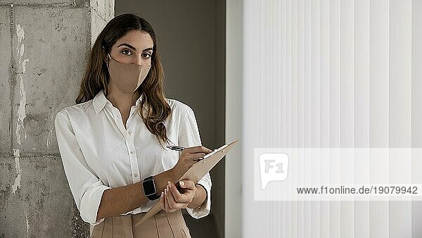 Vorderansicht Geschäftsfrau mit Maske Zwischenablage