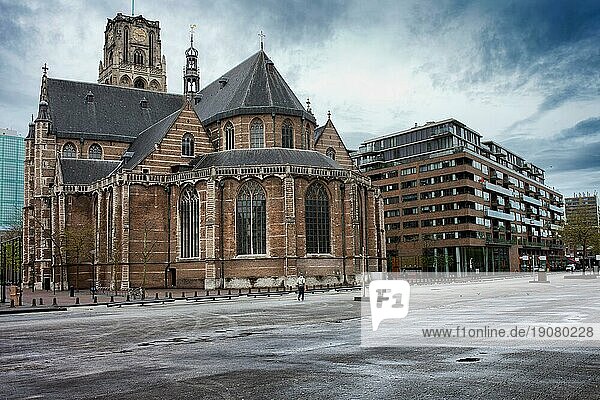 St. Lorenz Kirche im gotischen Stil (niederländisch: Grote St. Laurenskerk)  Wahrzeichen der Stadt und ältestes Gebäude in Rotterdam  Holland  Niederlande  Europa