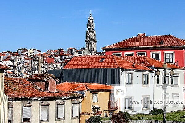Die Stadt Porto in Portugal  in der Mitte der Turm der Clerigos Kirche