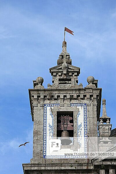 Glockenturm der Kirche Santo Ildefonso (Igreja de Santo Ildefonso) in Porto  Porto  Portugal  barocke Architektur aus dem 18  Europa