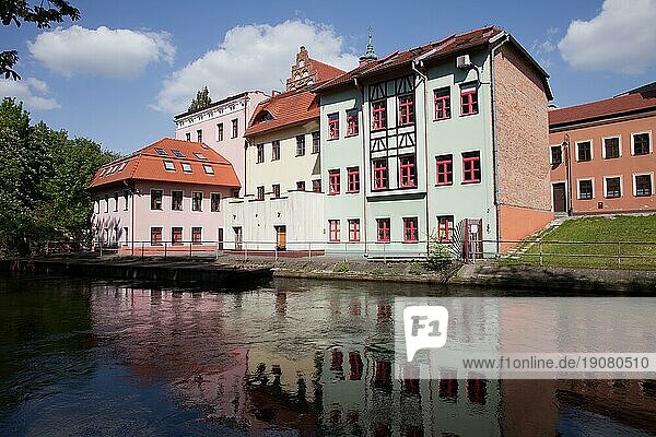 Stadt Bydgoszcz in Polen  Gebäude entlang des Flusses Brda  ruhige städtische Szenerie