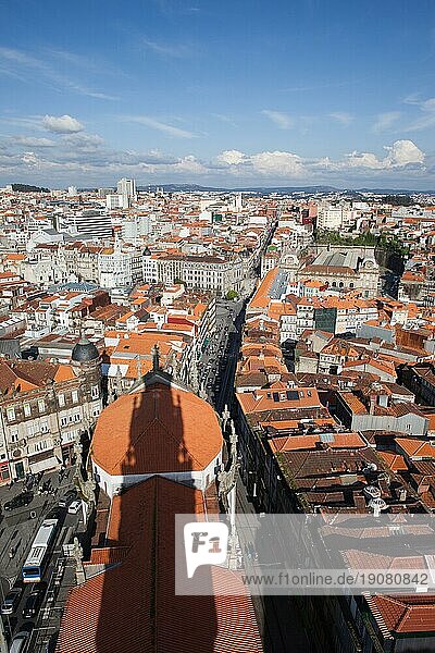 Stadtbild von Porto in Portugal  Blick von oben  Schatten des Clerigos Kirchturms auf dem Dach
