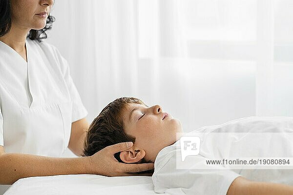 Osteopathen behandeln Kind durch Kopfmassage