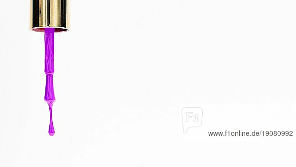 Rosa Nagellack mit Pinsel isoliert weißem Hintergrund