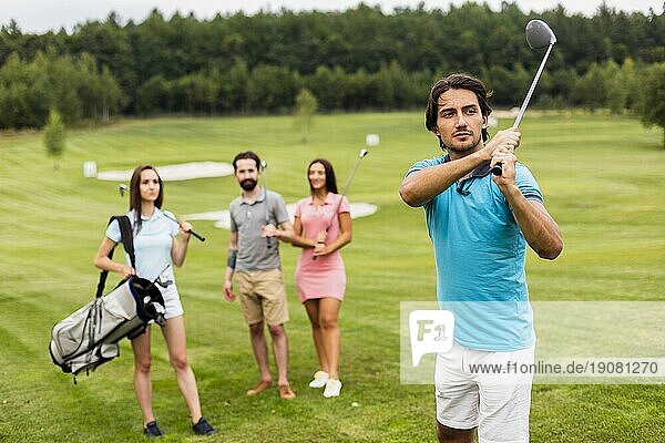Freunde spielen Golfplatz