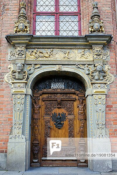 Reich verzierte antike Tür an einem historischen Wohnhaus mit Marinemotiven  Wappen und Emblem von Polen und Danzig in der Altstadt von Danzig (Danzig)  Polen  Europa