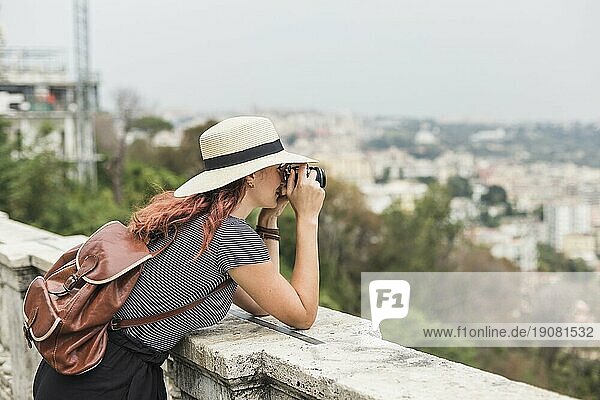 Weiblicher Tourist mit Kamera Balkon