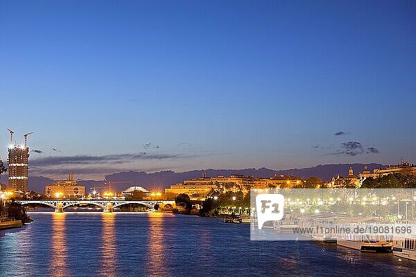 Ruhiger Abend in der Stadt Sevilla am Fluss Guadalquivir in Spanien