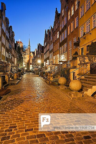 Mariacka Straße bei Nacht in der Stadt Danzig in Polen  Altstadt  historische Bürgerhäuser mit Perrons