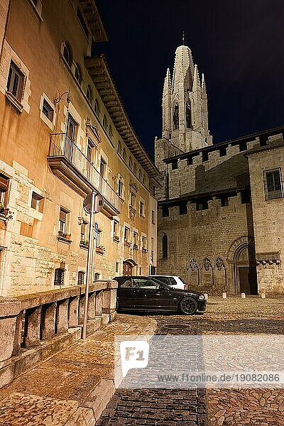 Altstadt von Girona bei Nacht  Basilika de Sant Feliu  Katalonien  Spanien  Europa