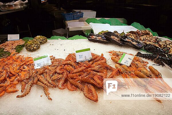Gesunde Meeresfrüchte  rohe  frische Garnelen verschiedener Arten und Preise in Euro pro kg an einem Lebensmittelmarktstand