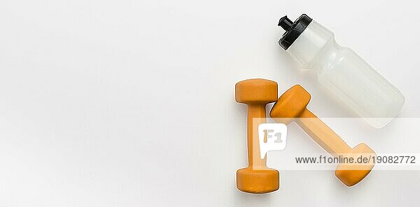 Orangefarbene Hanteln mit Wasserflaschen als Kopiervorlage
