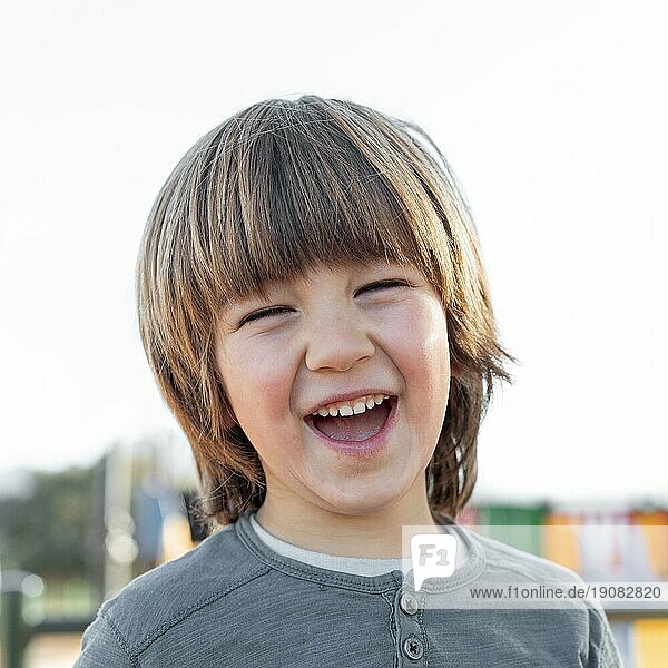 Kleiner Junge im Freien lächelnd