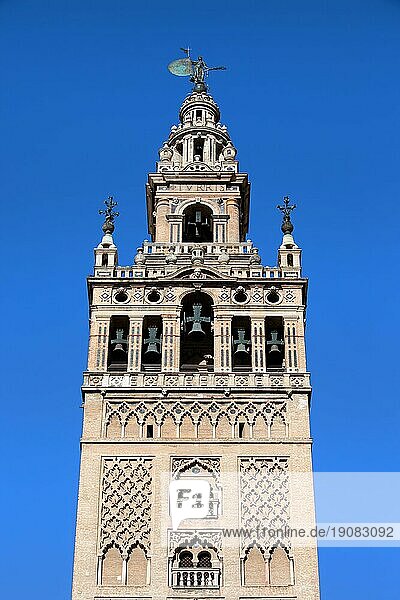La Giralda  Glockenturm der Kathedrale von Sevilla in Spanien  Baustil der Almohaden und der Renaissance