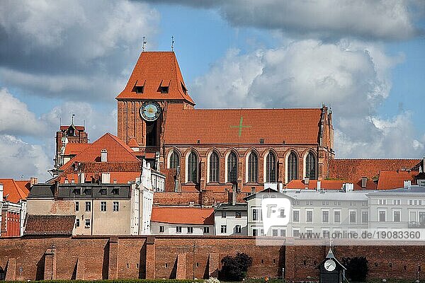 Stadt Torun in Polen  mittelalterliche Altstadt mit Kathedrale  Basilika St. Johannes der Täufer und St. Johannes der Evangelist